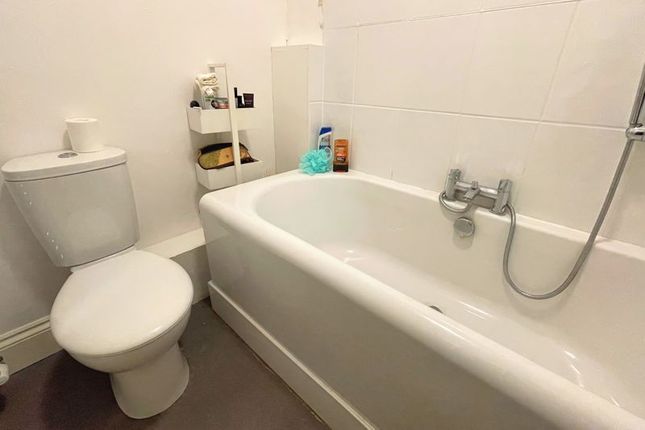 108 Queens Road - Bathroom