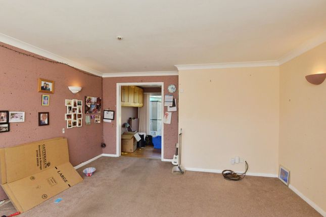 16, Elm Drive, Buckinghamshire photo 4
