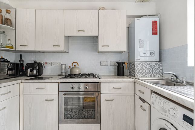 121, Franklin Way, Croydon photo 3
