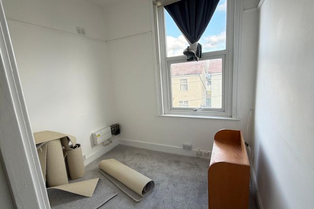 8 St James Park Road, London photo 2
