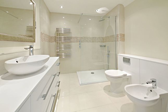 5, Flat  Latimer Place, Northwood photo 3