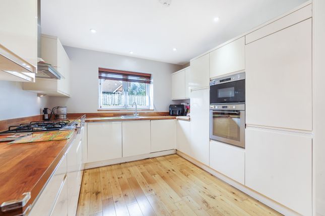 15, Pollard Road, Morden photo 2