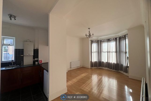 Flat, Birdhurst Rise, South Croydon photo 2