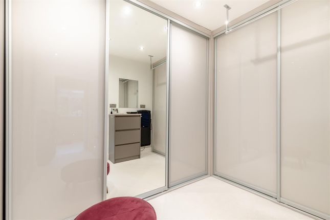 8642125-Interior11.Jpg