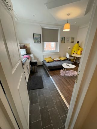 Flat to rent in Bell Street, London