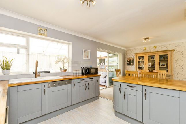 3, Hylands Close, Crawley photo 4