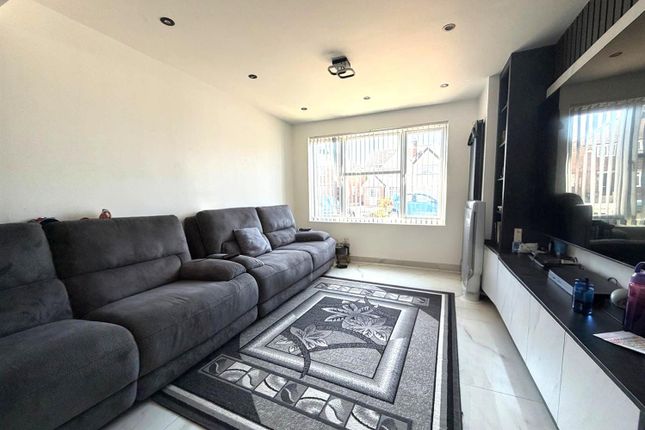 25, Wentworth Crescent, Hayes photo 3