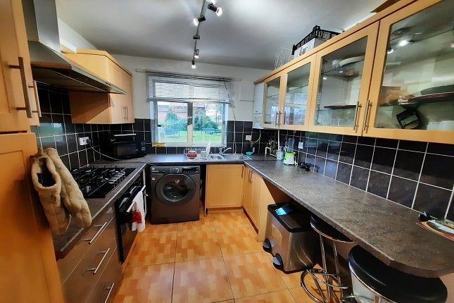 Flat for sale in Stamford Close, London