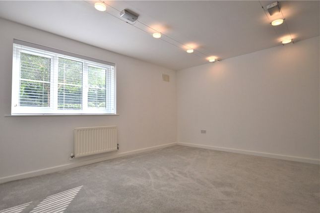 27, Royal Huts Avenue, Surrey photo 4