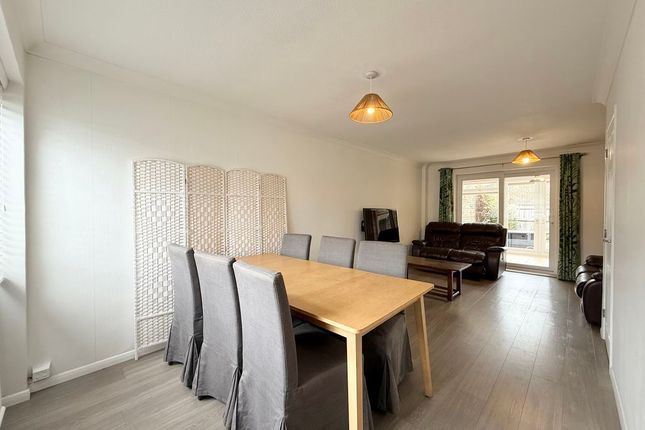 22, Hampden Road, Stoke Mandeville photo 3