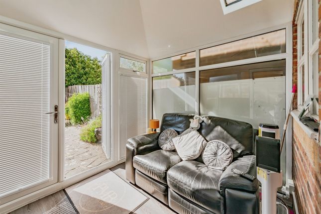 15, Alberta Drive, Horley photo 4