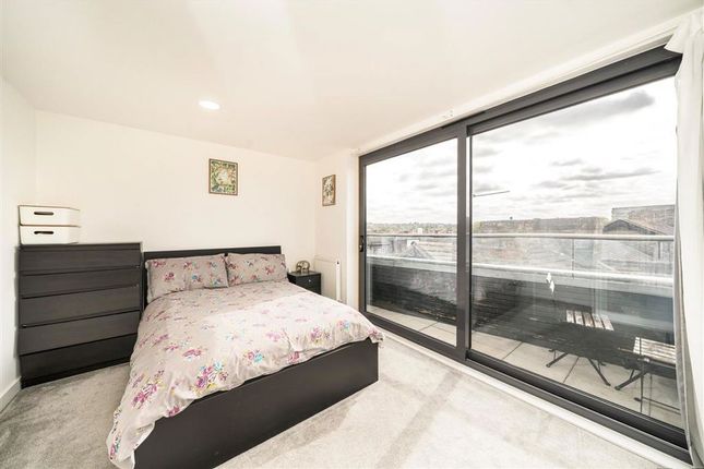 Flat 12, 1, Station Approach Southside, London photo 4