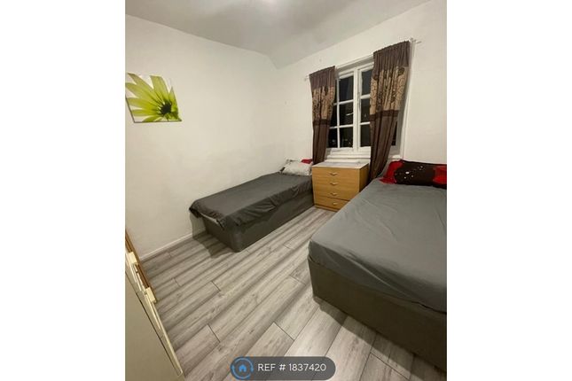 Flat to rent in Bedwell Road, London