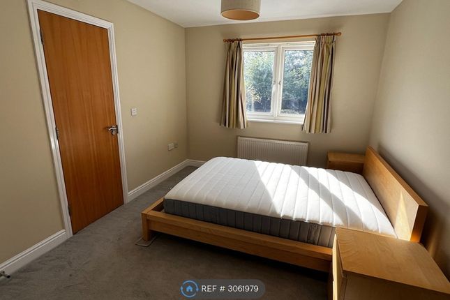 Flat, Garside Court Denham Road, London photo 3