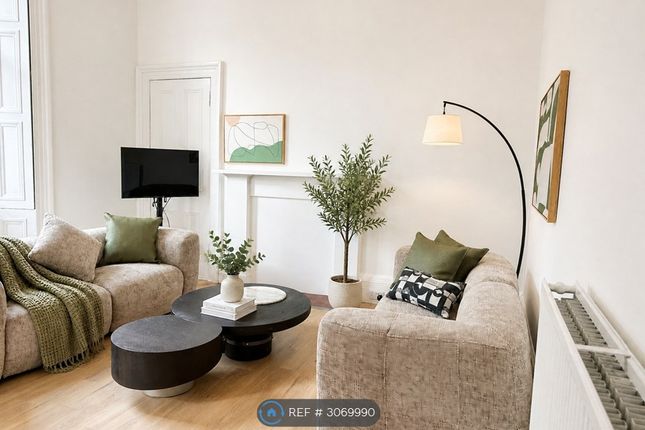 2-bed flat on Edinburgh, £1,795/mo