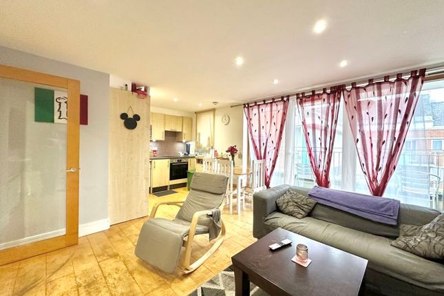 31, The Oaks Square, Epsom photo 2