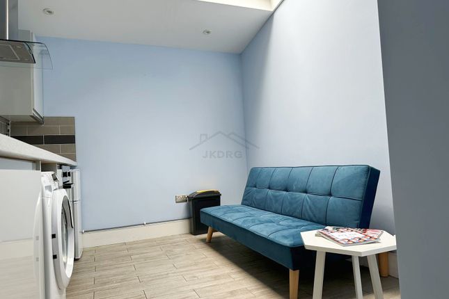 gardenroom01, Derwent Avenue, Kingston Vale photo 5