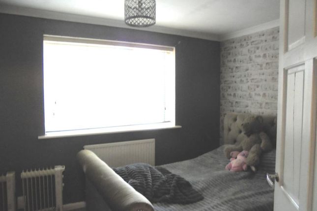 19 Harkness Close, Harold Hill photo 4