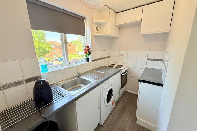 58, Howard Close, Waltham Abbey photo 4