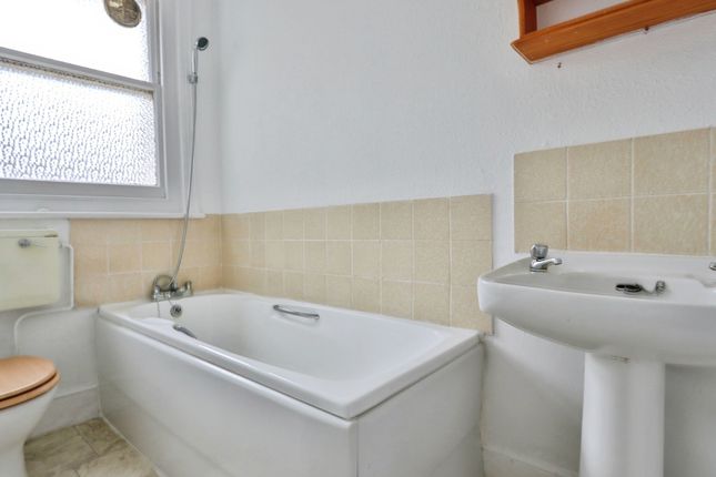 Flat B, 16, Alumhurst Road, Bournemouth photo 4