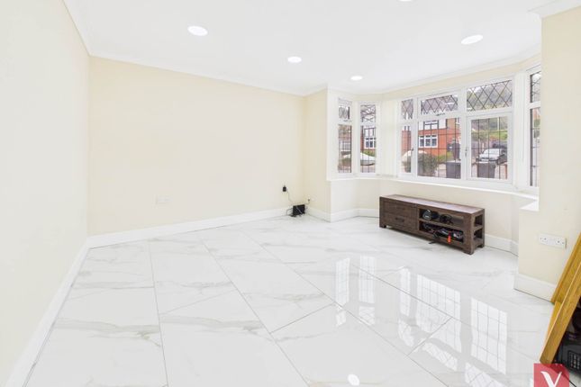 7, Elmwood Crescent, Luton photo 3