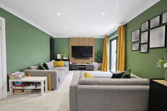 1, Martin Close, Lee-On-The-Solent photo 2