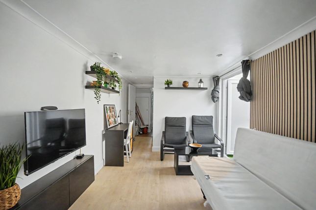 954, London photo 4