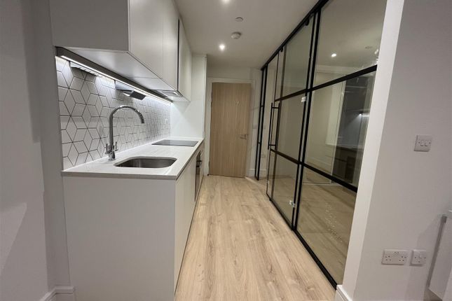 Flat to rent in Station Road, New Barnet, London