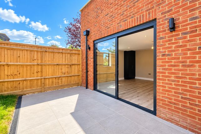 Flat Flat 2, 49c, Abbotswood Road, London photo 3