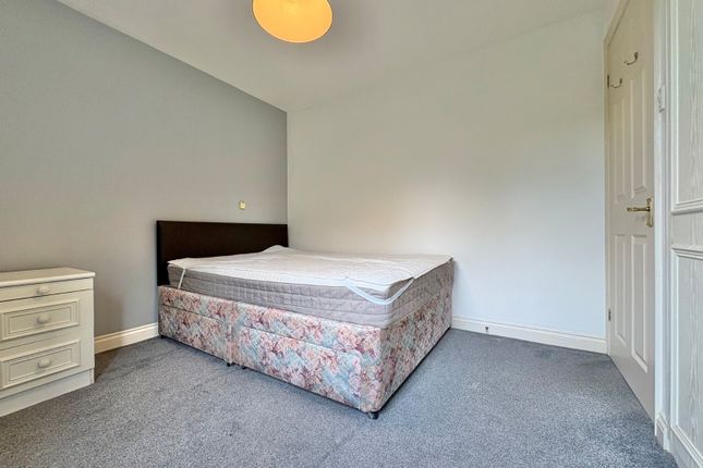 12, Greenfield Court, Leeds photo 5