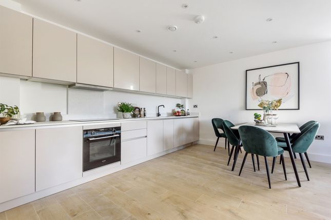 Thumbnail Flat for sale in Hamlet Gate, High Road, East Finchley, London