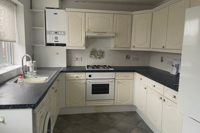 1 Clos Bryn Isaf, Llwynhendy photo 4
