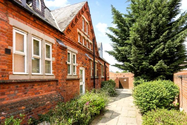 Studio flat on Convent Court, Windsor, £1,650/mo