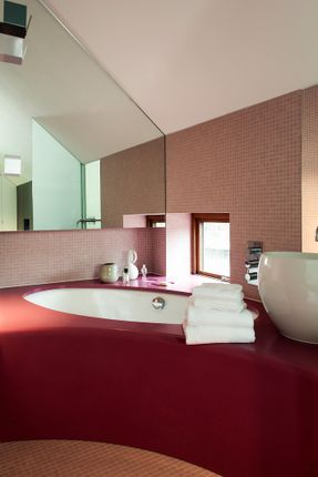 233338 - Bathroom01.Jpg