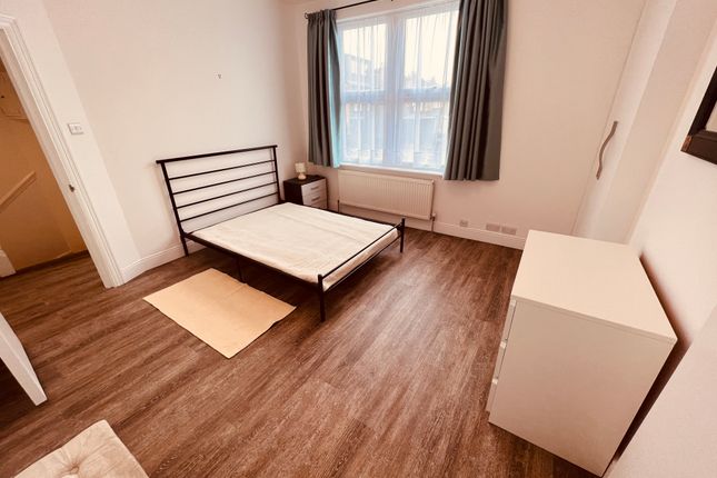 Thumbnail Flat to rent in Warwick Road, Bounds Green