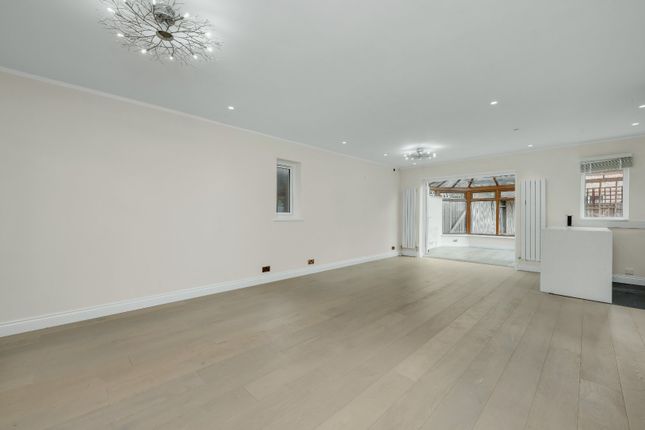 Oaks Way, Surbiton photo 4