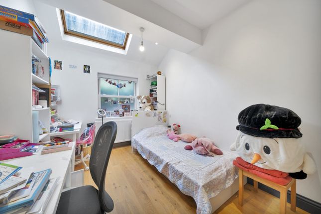 Flat for sale in Buxton Gardens, London