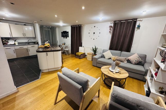 Flat 13 Oldham House 5, Grantham Road, London photo 5