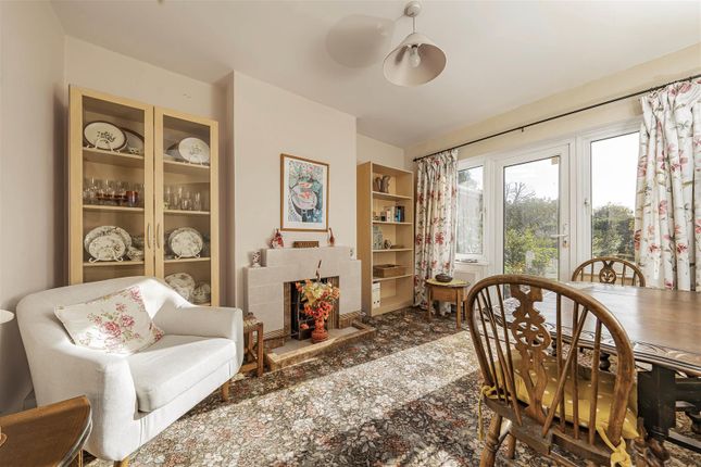 54, Lawn Close, Slough photo 3