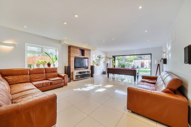 Elm Lawn Close, Uxbridge photo 3
