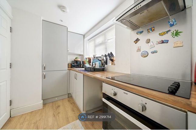 Flat, Portsmouth Road, Cobham photo 4