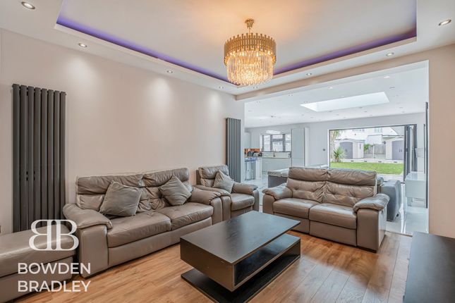 36 Stradbroke Grove, Clayhall photo 4