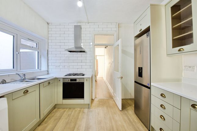 62, Park Avenue, Barking photo 4