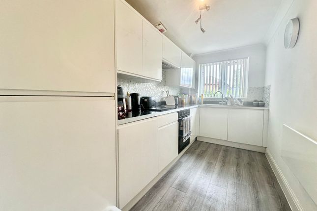 Flat 2, Grove Mews, 444, Portsmouth Road, Hampshire photo 2