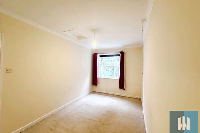 206, Blackmoorfoot Road, Huddersfield photo 3