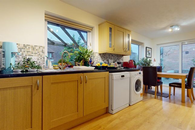 2, Bernay Gardens, Milton Keynes photo 4