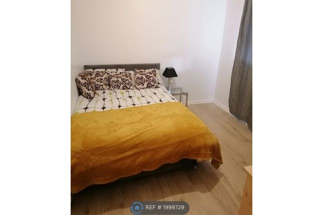 Room to rent in Dolland House, London