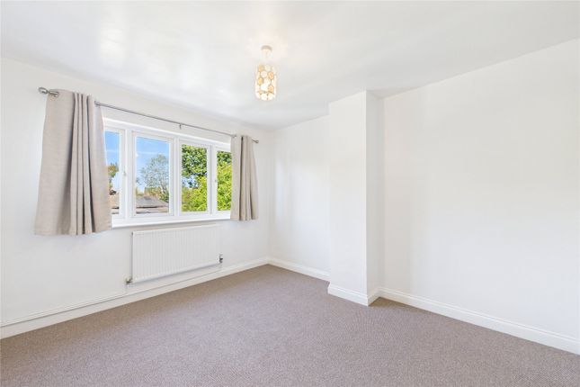 63, Lawn Close, Slough photo 4