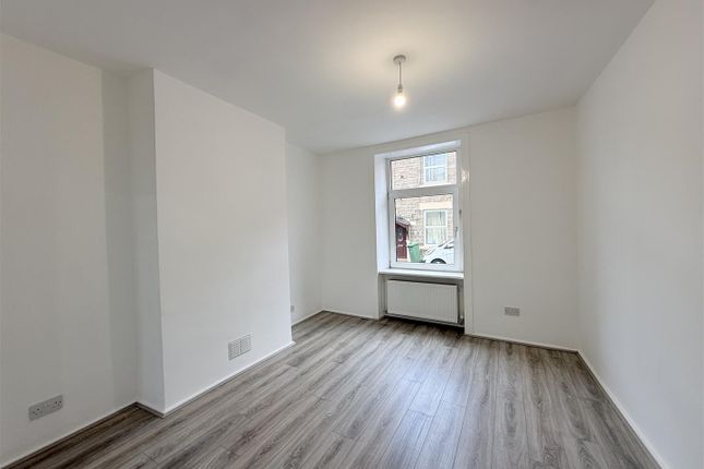 8, Egerton Street, Mossley photo 4