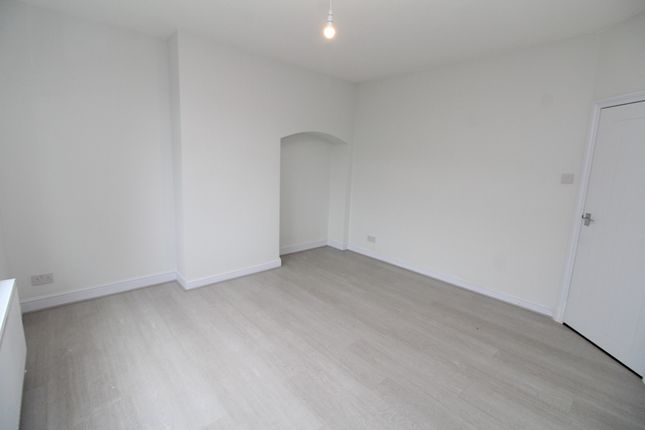 21, Merlin Gardens, Bromley photo 4